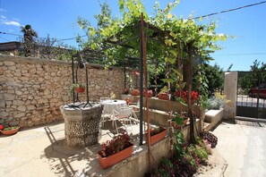 Outdoor dining - Apartment near the sea, only 390 metres from the beach, with a Mediterranean terrace (Jadranovo)