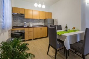 Fridge, stovetop, coffee/tea maker, toaster - Apartment near the sea, only 390 metres from the beach, with a Mediterranean terrace (Jadranovo)