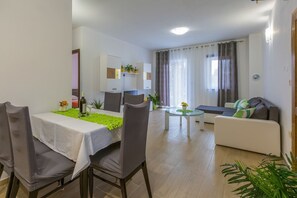 Interior - Apartment near the sea, only 390 metres from the beach, with a Mediterranean terrace (Jadranovo)