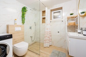 Shower, towels - Dog-friendly apartment just 230 metres from the beach with 4 air conditioning units, parking space, sea view (Crikvenica)