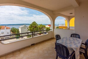 Outdoor dining - Dog-friendly apartment just 230 metres from the beach with 4 air conditioning units, parking space, sea view (Crikvenica)