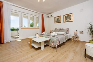4 bedrooms, desk, free WiFi, bed sheets - Dog-friendly apartment just 230 metres from the beach with 4 air conditioning units, parking space, sea view (Crikvenica)