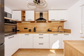 Wasserkocher mit Kaffee-/Teezubehör, Kühlschrank, Herdplatte