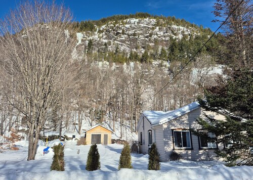 Charmant chalet sur un vaste terrain au pied d'une falaise!