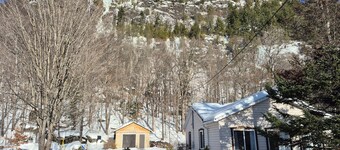 Charmant chalet sur un vaste terrain au pied d'une falaise!