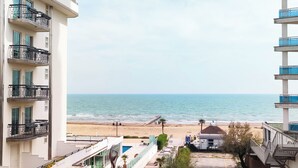A view of a beach from a building with balconies overlooking the sea. - Apartment With sea View Balcony (Jesolo)
