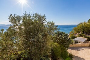 Property grounds - Fantastic apartment right by the sea with parking space, sea view, washing machine (Crikvenica)