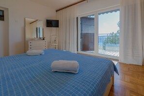 2 bedrooms, desk, free WiFi, bed sheets - Fantastic apartment right by the sea with parking space, sea view, washing machine (Crikvenica)