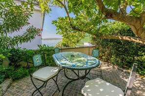 Outdoor dining - Fantastic apartment right by the sea with parking space, sea view, washing machine (Crikvenica)