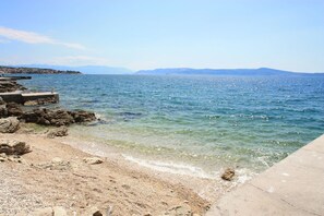 On the beach - Fantastic apartment right by the sea with parking space, sea view, washing machine (Crikvenica)