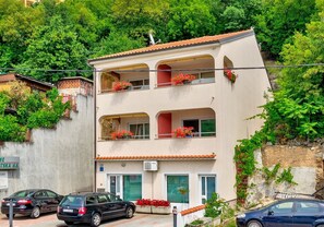 Exterior - Cosy apartment just 500 metres from the beach with private parking, air conditioning and WiFi (Crikvenica)