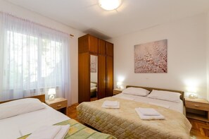 Desk, free WiFi, bed sheets - Cosy apartment just 500 metres from the beach with private parking, air conditioning and WiFi (Crikvenica)