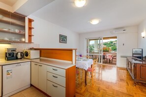 Fridge, microwave, stovetop, dishwasher - Cosy apartment just 500 metres from the beach with private parking, air conditioning and WiFi (Crikvenica)