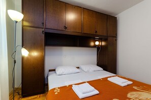 Desk, free WiFi, bed sheets - Cosy apartment just 500 metres from the beach with private parking, air conditioning and WiFi (Crikvenica)