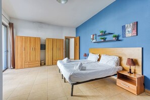 2 slaapkamers, een strijkplank/strijkijzer, reisbedje, wifi