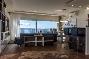 Living area - Charming apartment with pool, sea view, garage, washing machine (Klenovica)