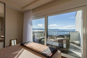 Desk, free WiFi, bed sheets - Charming apartment with pool, sea view, garage, washing machine (Klenovica)