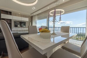 Dining - Charming apartment with pool, sea view, garage, washing machine (Klenovica)