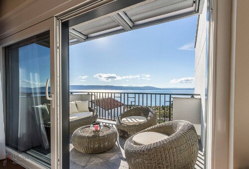 Charming apartment with pool, sea view, garage, washing machine
