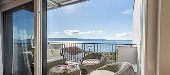 Charming apartment with pool, sea view, garage, washing machine
