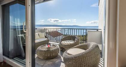 Charming apartment with pool, sea view, garage, washing machine