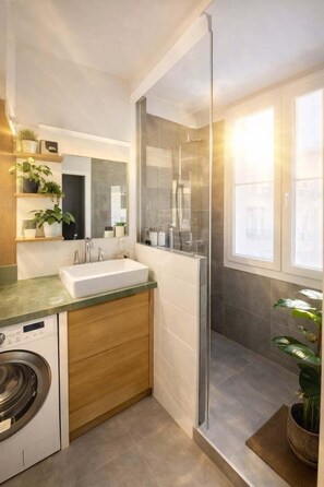 Shower, hair dryer, towels - Le Poétique - Paris 12 (Paris)