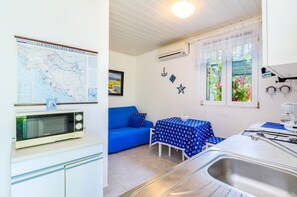 Fridge, microwave, stovetop, coffee/tea maker - Charming studio apartment with deck chairs in a Mediterranean garden (Novi Vinodolski)