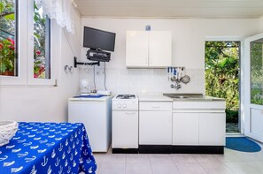Refrigerador, microondas, parrilla de estufa y cafetera y tetera 