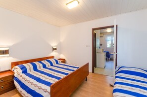 Escritorio, wifi gratis y ropa de cama 