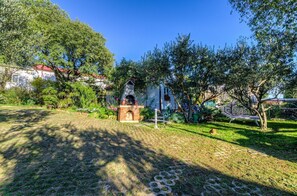Property grounds - Charming studio apartment with deck chairs in a Mediterranean garden (Novi Vinodolski)