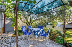Outdoor dining - Charming studio apartment with deck chairs in a Mediterranean garden (Novi Vinodolski)