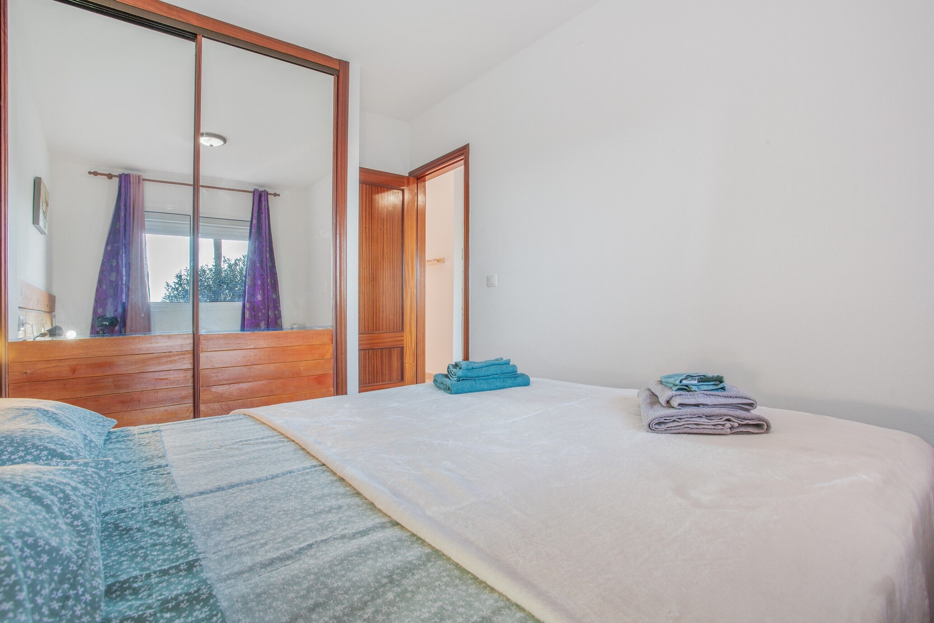 Een strijkplank/strijkijzer, wifi, beddengoed