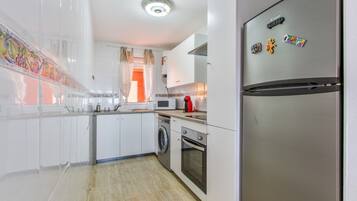 Een koelkast, een magnetron, een oven, een kookplaat