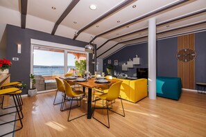 Dining - Unique penthouse apartment with stunning sea views, dog-friendly, private parking (Crikvenica)