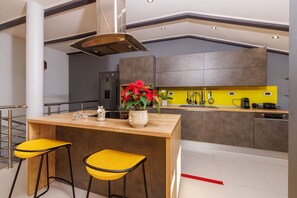 Cafetera o tetera, frigorífico, placa de cocina y lavavajillas