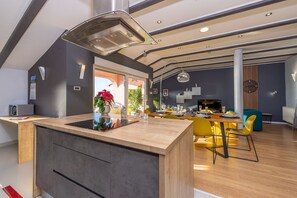 Fridge, stovetop, dishwasher, coffee/tea maker - Unique penthouse apartment with stunning sea views, dog-friendly, private parking (Crikvenica)