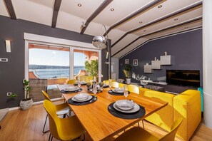 Dining - Unique penthouse apartment with stunning sea views, dog-friendly, private parking (Crikvenica)