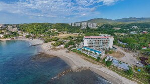 A coastal hotel with a beach view, multiple floors, and a pool area. - New Studio at la Cruz de Huanacaxtle (Cruz de Huanacaxtle)