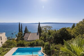 Pool - Magnificent apartment in a breathtaking location just 80 metres from the beach with pool (Crikvenica)