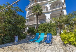 Terrace/patio - Magnificent apartment in a breathtaking location just 80 metres from the beach with pool (Crikvenica)