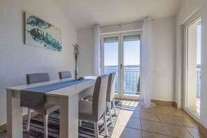 Dining - Fascinating apartment just 80 metres from the beach with sea view, pool, parking space (Crikvenica)
