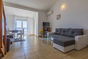 Living area - Fascinating apartment just 80 metres from the beach with sea view, pool, parking space (Crikvenica)