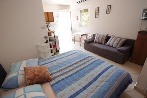 Desk, free WiFi, bed sheets - Dog-friendly studio apartment just 80 metres from the beach with pool (Crikvenica)