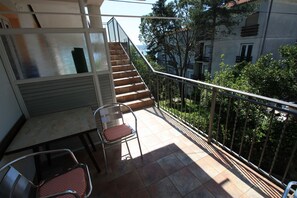 Property grounds - Dog-friendly studio apartment just 80 metres from the beach with pool (Crikvenica)