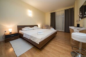 Escritorio, wifi gratis y ropa de cama 
