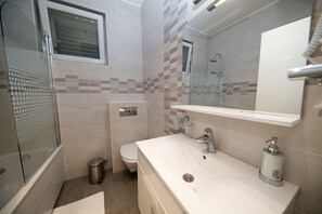 Shower, free toiletries, towels - Idyllic apartment with pool, table tennis, summer kitchen, private parking (Crikvenica)
