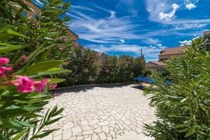 Property grounds - Idyllic apartment with pool, table tennis, summer kitchen, private parking (Crikvenica)