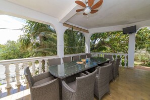 Outdoor dining - Idyllic apartment with pool, table tennis, summer kitchen, private parking (Crikvenica)