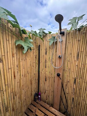 Property grounds - A Peaceful Caravan Stay in the Moshav (Be'erotayim)