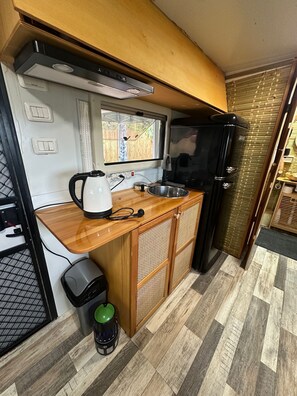 Private kitchen - A Peaceful Caravan Stay in the Moshav (Be'erotayim)